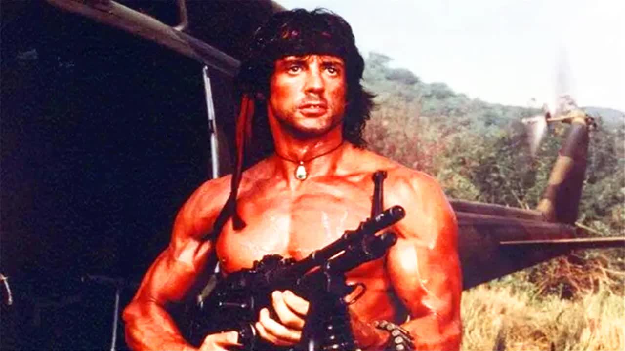 硬汉深入虎穴营救战俘，却遭上司背叛！咬牙硬生生杀出一条血路！《第一滴血2》