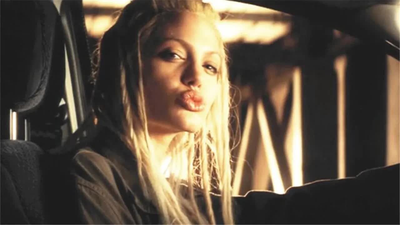 大佬重出江湖，集结团队作案盗窃几个亿，还跟性感女友复合，这波不亏！