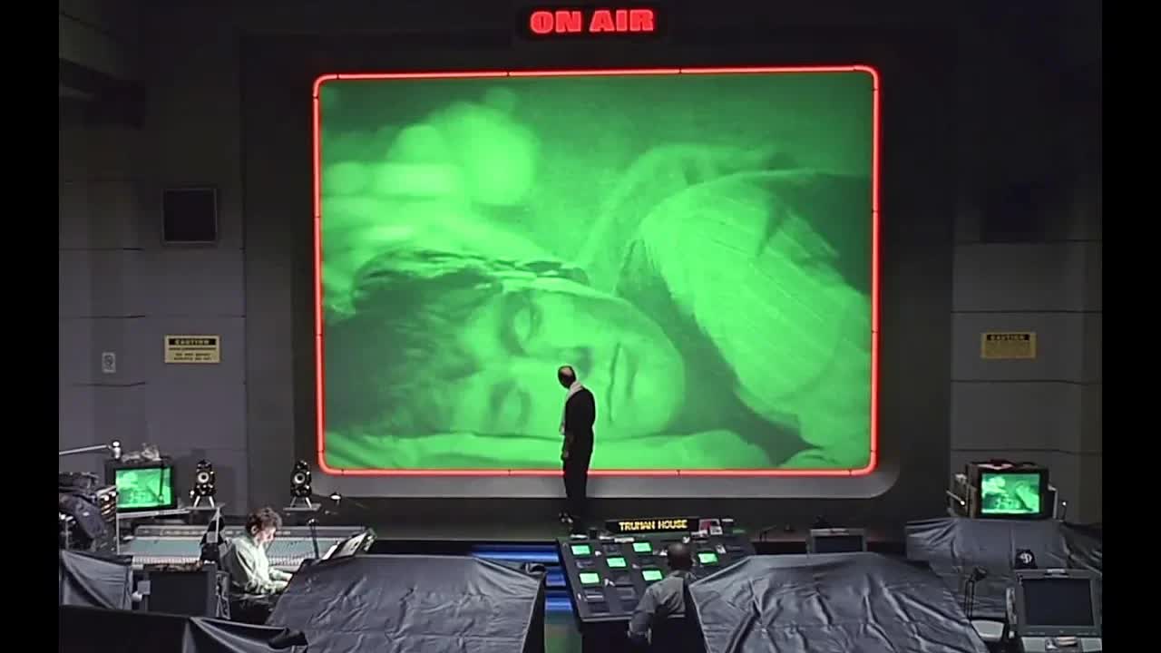 【越哥】男子被5000台摄像机偷拍，24小时直播，全球人都在看，只有他不知道！