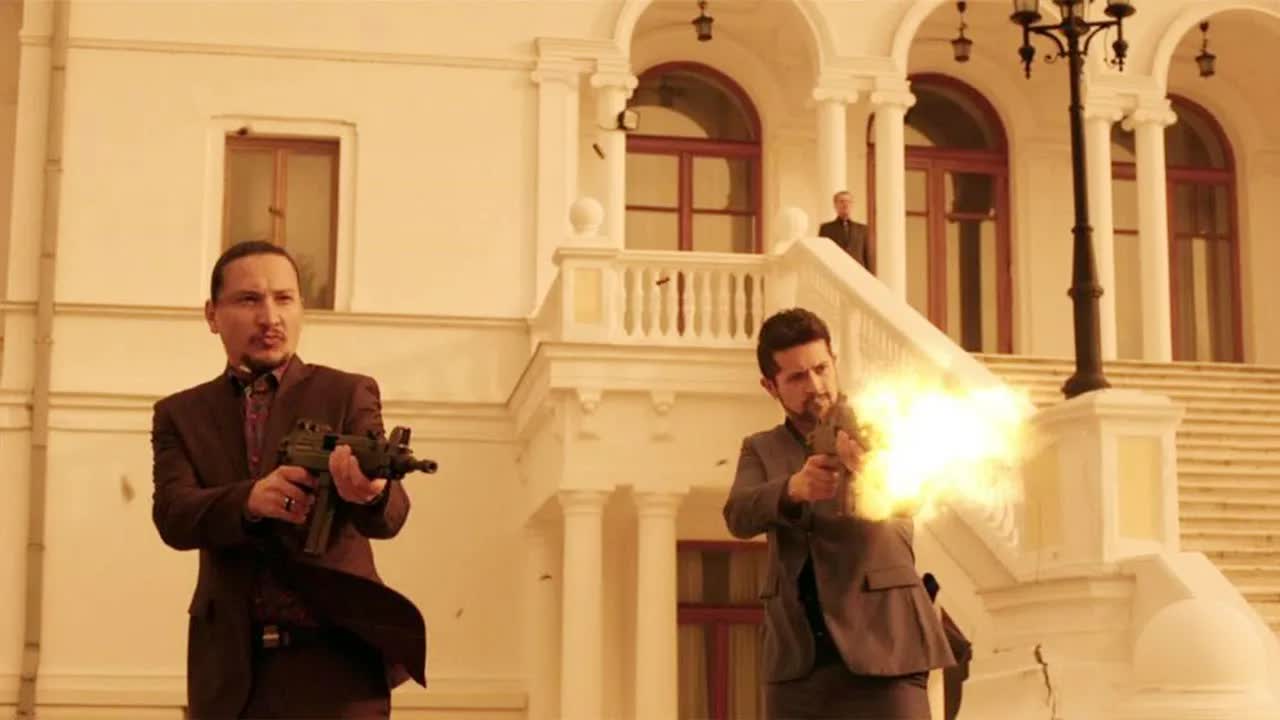 俩小伙故意在黑帮别墅里吐痰，招来了杀身之祸，教训惨重！火爆动作片