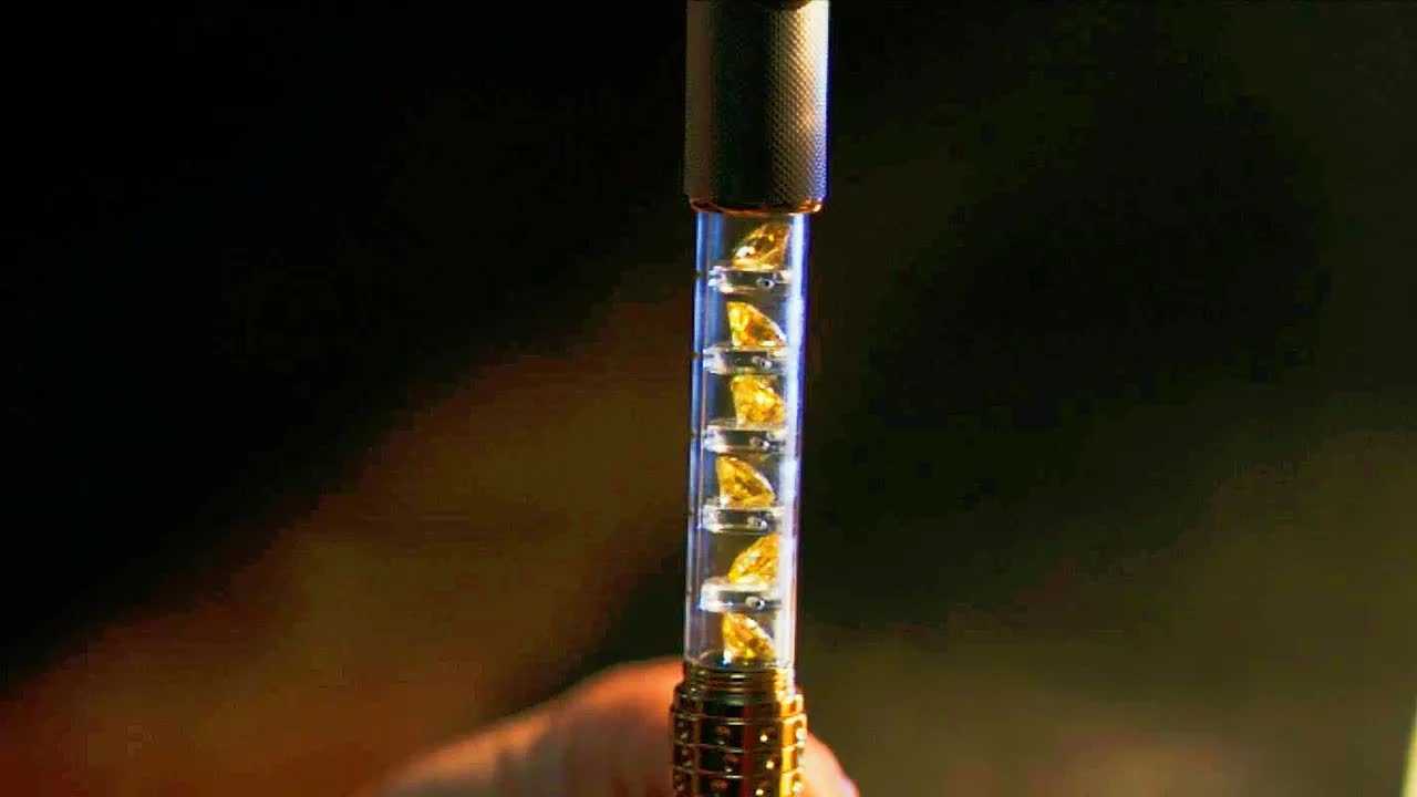 劫匪抢银行不拿一分钱，却只拿走一支钢笔，原来里面藏着18颗顶级钻石！火爆犯罪片